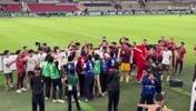 U23国足赛后将主教练安东尼奥高高扔起，集体喊出：冠军！冠军